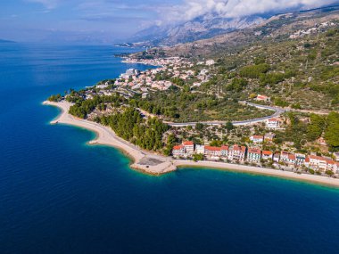 Makarska nehir sahillerinde daireleri olan harika bir manzara. Arka planda yüksek dağ Biokovo 'su olan Podgora-Czekje bölgesi. Hırvatistan ve Dalmaçya