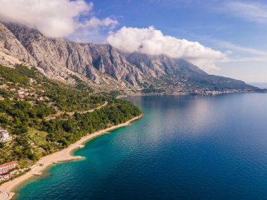 Makarska nehir sahillerinde daireleri olan harika bir manzara. Arka planda yüksek dağ Biokovo 'su olan Podgora-Czekje bölgesi. Hırvatistan ve Dalmaçya