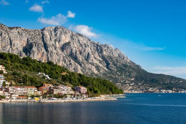 Makarska nehir sahillerinde daireleri olan harika bir manzara. Arka planda yüksek dağ Biokovo 'su olan Podgora-Czekje bölgesi. Hırvatistan ve Dalmaçya