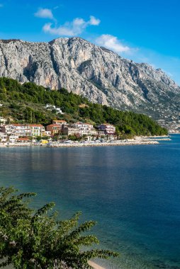 Makarska nehir sahillerinde daireleri olan harika bir manzara. Arka planda yüksek dağ Biokovo 'su olan Podgora-Czekje bölgesi. Hırvatistan ve Dalmaçya