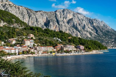 Makarska nehir sahillerinde daireleri olan harika bir manzara. Arka planda yüksek dağ Biokovo 'su olan Podgora-Czekje bölgesi. Hırvatistan ve Dalmaçya