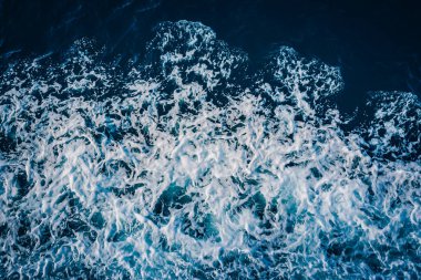 Deniz suyunun parlak rengi. Suyun dokusunu. Doğal arkaplan.