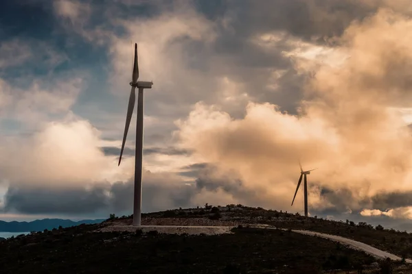 Turbinas Viento Hermosa Puesta Sol Nublado Otoño Verano Landsape Montaña — Foto de Stock