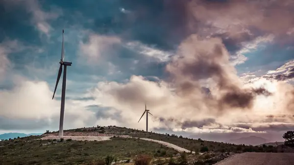 Turbinas Viento Hermosa Puesta Sol Nublado Otoño Verano Landsape Montaña — Foto de Stock