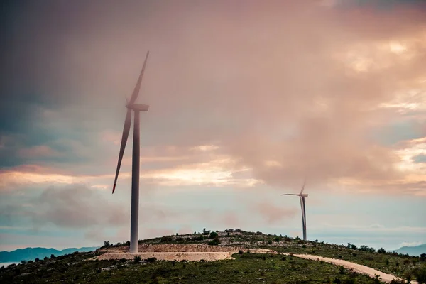 Turbinas Viento Hermosa Puesta Sol Nublado Otoño Verano Landsape Montaña — Foto de Stock