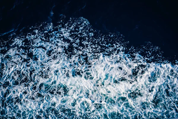 Helle Farbe Des Meerwassers Die Textur Des Wassers Natürlicher Hintergrund — Stockfoto