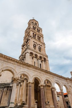 Şehrin merkezinde bulutlu bir günde Split 'teki mermer antik Roma mimarisi. Katedral Aziz Domnius ve çan kulesi tarihi Hırvatistan.
