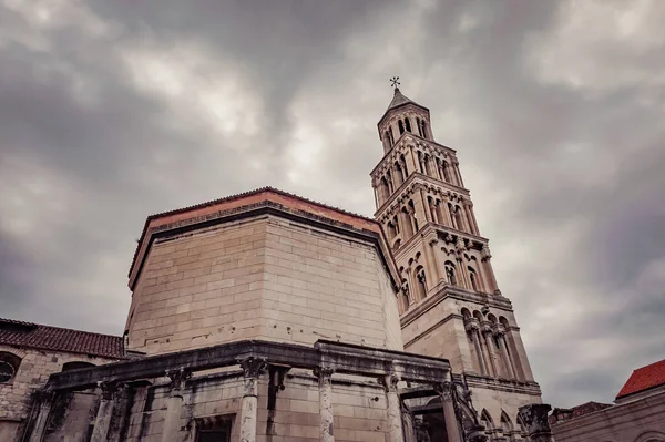 Marmurowa Rzymska Architektura Centrum Miasta Split Pochmurny Dzień Zabytki Katedry — Zdjęcie stockowe