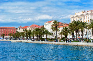 sakinleri ve turistler Split sahil yürüyüş