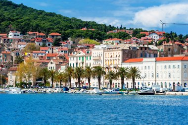 sakinleri ve turistler Split sahil yürüyüş