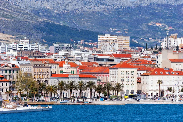 Vista panorámica desde el mar abierto de la ciudad croata de Split — Foto de Stock