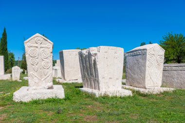birçok anıtsal Ortaçağ mezar taşları Hersek'te dağınık yalan