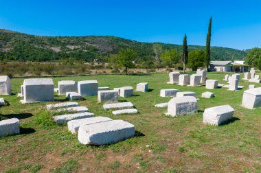 birçok anıtsal Ortaçağ mezar taşları Hersek'te dağınık yalan