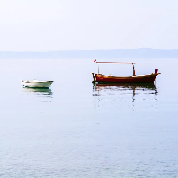 Two boats on calm water in the early morning in Dalmatia — Stock Photo, Image