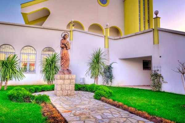 HDR image of garden in front of the modern church — Stock Photo, Image