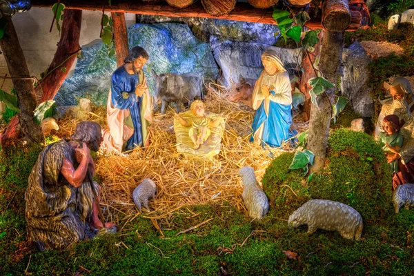 Kerstmis kerststal met baby jesus, mary & Jozef in schuur — Stockfoto