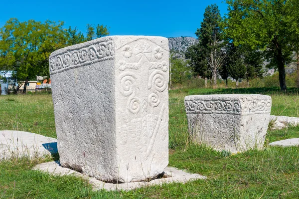 Many monumental medieval tombstones lie scattered in Herzegovina — Stock Photo, Image