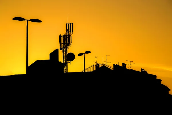 Dachy budynków z wielu anten w dużym mieście w zachód ma — Zdjęcie stockowe