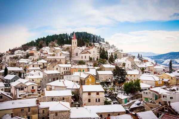 Kleine mediterrane Stadt an den Hängen des Hügels mit einer Kirche auf dem Gipfel — Stockfoto