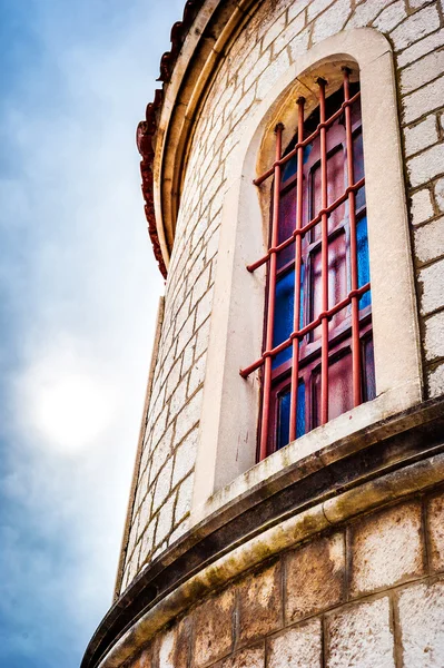 Detalhe da arquitetura da igreja na Dalmácia com céu nublado nas costas — Fotografia de Stock