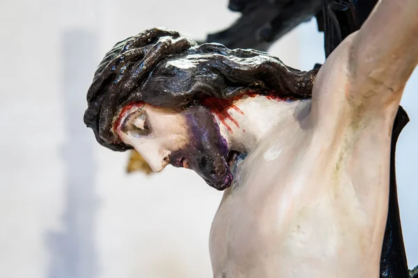 Close-up de Jesus Cristo crucificado na cruz para morrer — Fotografia de Stock