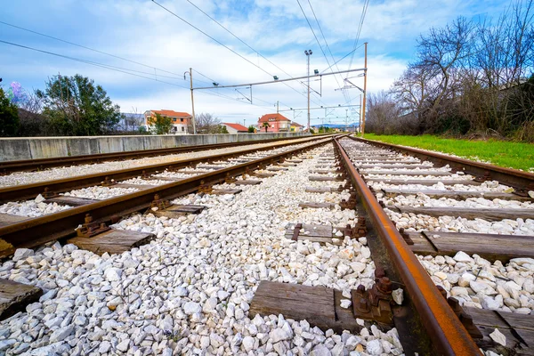 Dos líneas de ferrocarril vacías uniéndose en la distancia —  Fotos de Stock