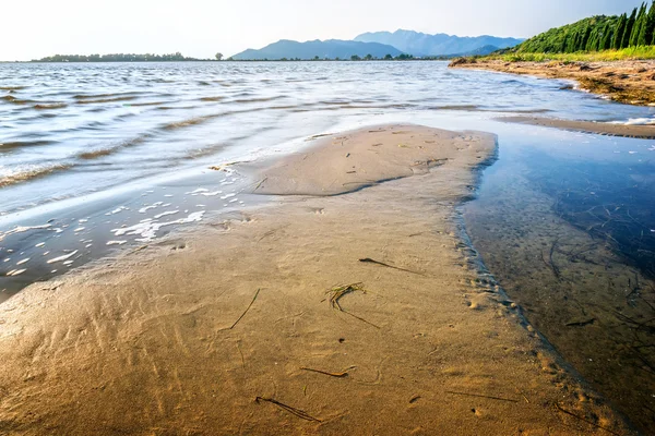 Sandbar sulla riva in riva al mare — Foto Stock