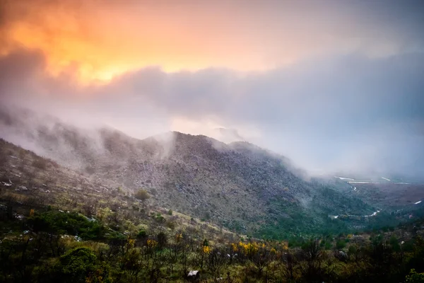 Mist en wolken in de hoge bergen en het zonlicht dat penet — Stockfoto