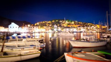 Hvar adası yakınındaki yaz aylarında birçok tekneler ve yatlar demirli