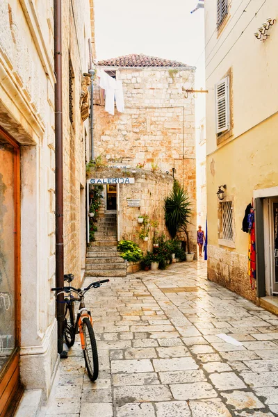 Le strette strade di pietra sull'isola di Hvar attirano turisti — Foto Stock