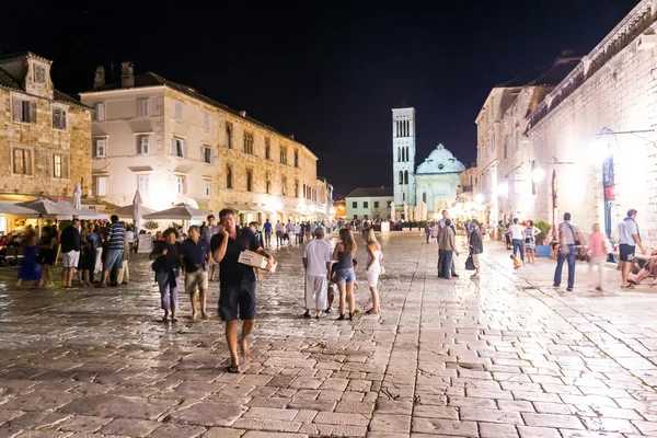 Molti turisti visitano la città di Hvar sull'isola di Hvar in Croazia — Foto Stock