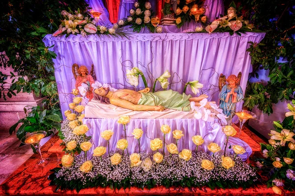 Иисус Христос лежит мертвый в символической могиле — стоковое фото