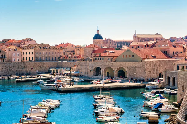 Solig dag ovan i viken framför gamla stan i Dubrovnik — Stockfoto