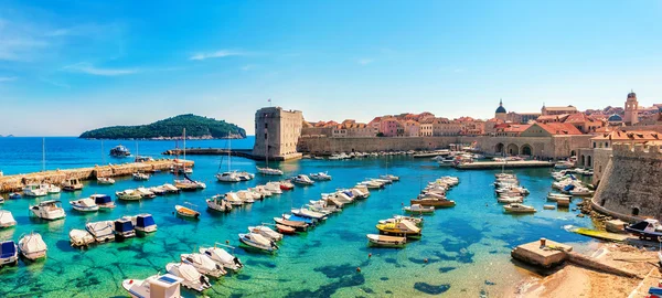 Hermoso día soleado sobre la bahía frente al casco antiguo de Dubrovnik — Foto de Stock