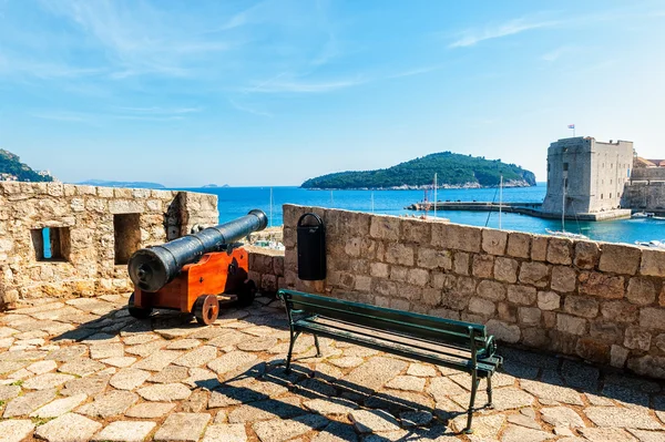 Kanon op de muren van de oude stad van Dubrovnik kijkt uit op de open zee — Stockfoto