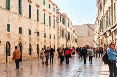 Dubrovnik, Hırvatistan - 10 Nisan: Dubrovnik'in, bir Unesco Dünya Mirası üzerinde 10 Nisan 2015 birçok turist ziyaret.