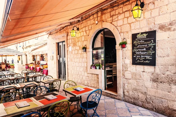 Dubrovnik, Hırvatistan - 10 Nisan: Restoranın terasında Dubrovnik'in, Dar sokaklarda, dünyanın dört bir yanından gelen turistler için hazır 10 Nisan 2015.