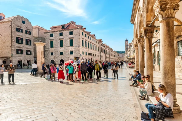 DUBROVNIK, CROÁCIA - 10 DE ABRIL: Muitos turistas visitam a Cidade Velha de Dubrovnik, Patrimônio Mundial da UNESCO em 10 de abril de 2015 . — Fotografia de Stock