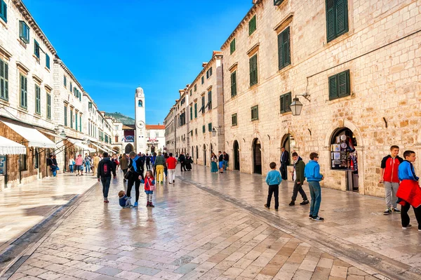 DUBROVNIK, CROATIA - APRIL 10: Many tourists visit the Old Town of Dubrovnik, a UNESCO's World Heritage Site on April 10, 2015. — Stock Photo, Image