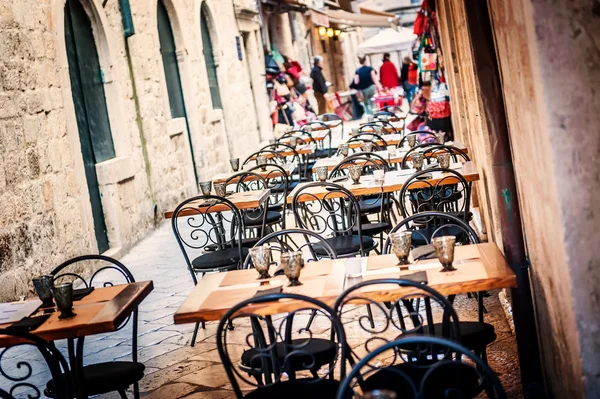 DUBROVNIK, CROATIA - APRIL 10: Restaurant terrace in the old town of Dubrovnik, in the narrow streets, are ready for tourists from all over the world on April 10, 2015. — Stock Photo, Image