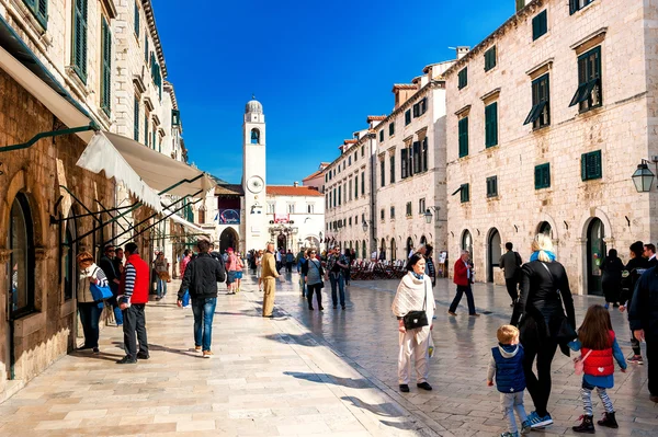 DUBROVNIK, CROATIA - APRIL 10: Many tourists visit the Old Town of Dubrovnik, a UNESCO's World Heritage Site on April 10, 2015. — Stock Photo, Image