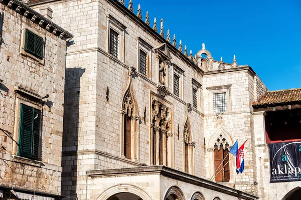 DUBROVNIK, CROATIA - APRIL 10: The architecture in the old city of Dubrovnik, a UNESCO's World Heritage Site on April 10, 2015. — Stock Photo, Image