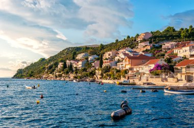 Gün batımında Hırvat kıyısında küçük tatil