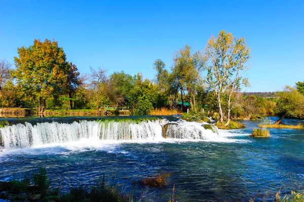 Pequeño arroyo y cascada en la naturaleza preservada —  Fotos de Stock