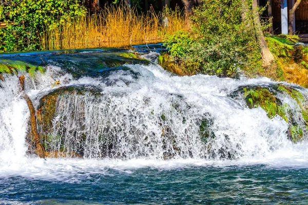せせらぎと、自然の滝 — ストック写真