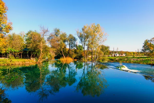 Lago tranquilo en la naturaleza preservada — Foto de Stock