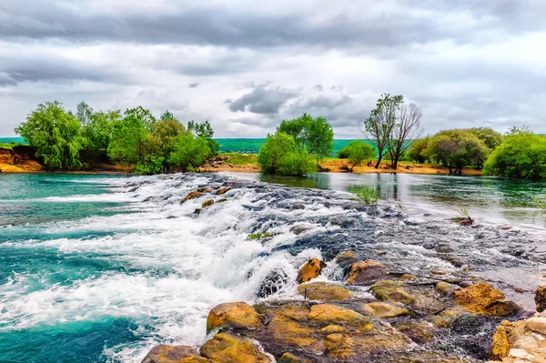 Kleiner Bach und Wasserfall in der geschützten Natur — Stockfoto