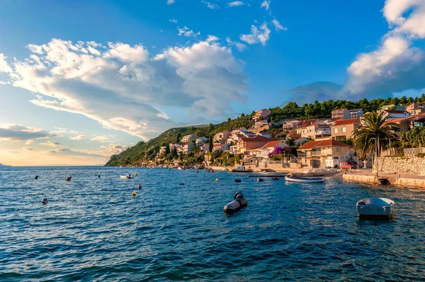 Piccola località turistica sulla costa croata al tramonto — Foto Stock