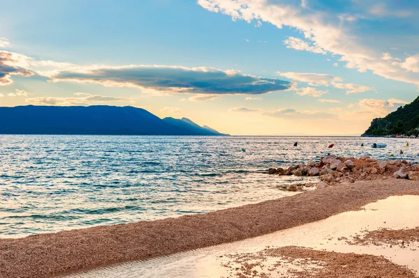 Bellissimo tramonto su una spiaggia di sabbia in Croazia — Foto Stock