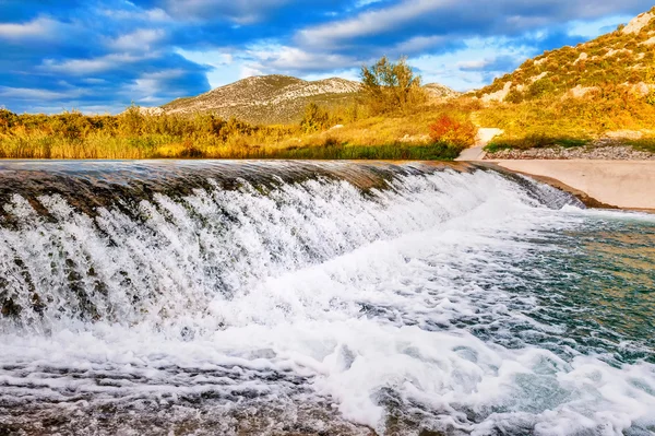 Pequeño arroyo y cascada en la naturaleza preservada —  Fotos de Stock